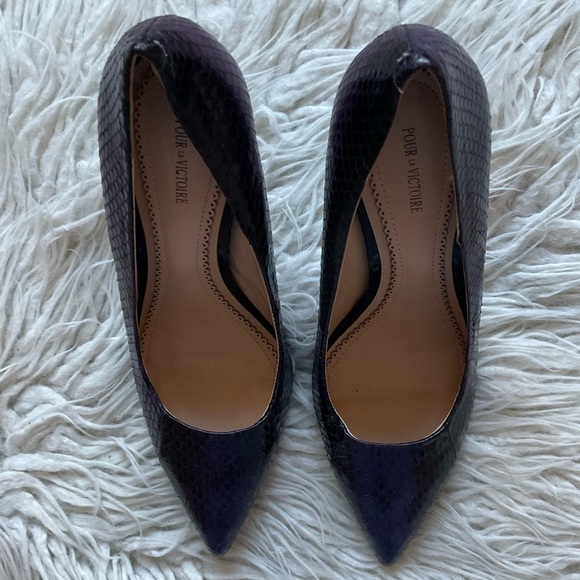 Pour La Victoire Camrin Dark Purple Snake Embossed Leather Heel Pumps NWT Sz 8.5 - Picture 3 of 10